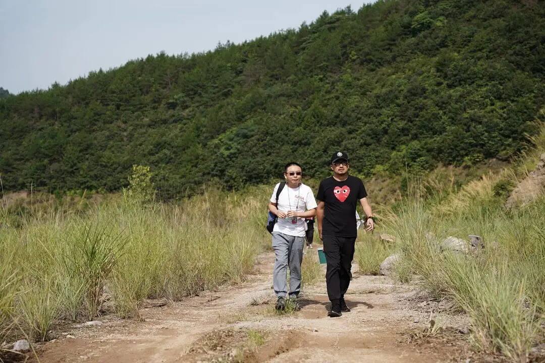 陆贝珂（左）与总导演杨磊（右）为《三体》寻找合适拍摄的外景
